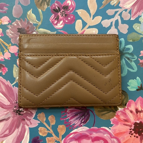 This Gucci card holder is in great preloved condition. Please refer to photos. - Picture 2 of 3